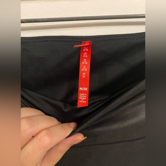 Spanx Faux Leather Leggings. Size M but fits like S - Picture 5 of 5